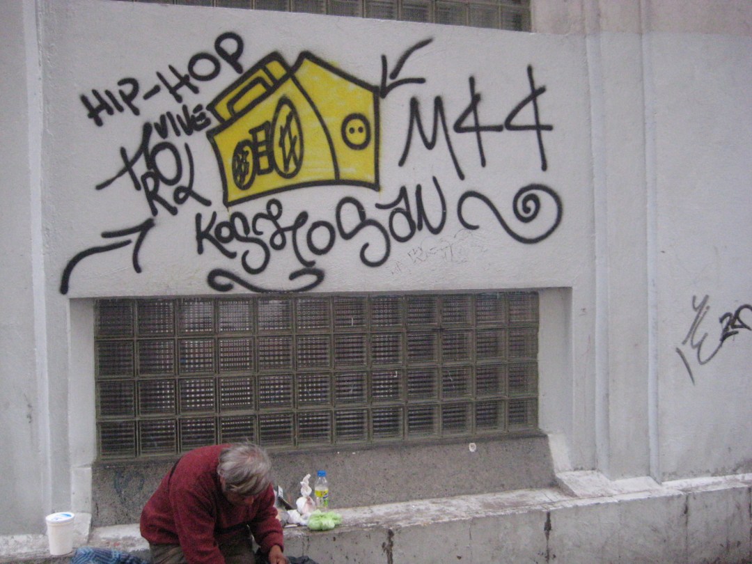 "Hip-Hop Vive"  Calle de Savino in Colonia Santa Maria La Ribera (Mexico City)